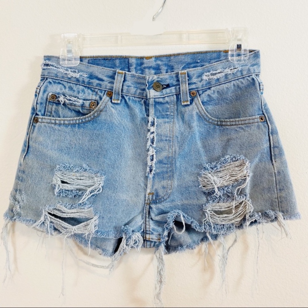Perfectly distressed levi shorts 25